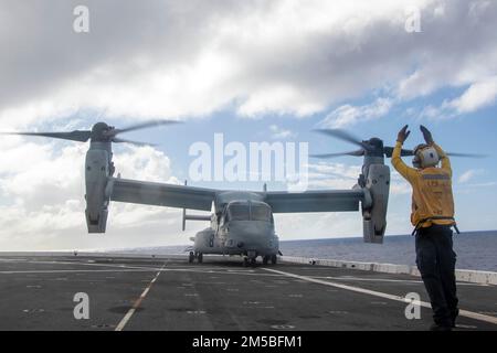 OCEANO PACIFICO (18 novembre 2022) — Aviazione Boatswain’s Mate (Handling) 3rd Classe Quantae Thompson dirige un MV-22 Osprey assegnato a Marine Medium Tiltrotor Squadron (VMM) 362 per il decollo dal ponte di volo del molo di trasporto anfibio USS Anchorage (LPD 23), 18 novembre 2022. La capacità di operare in modo fluido e simultaneo sul mare, a riva e in aria rappresenta il valore unico della capacità anfibia fornita dal gruppo anfibio pronto e dal team Marine Exipitionary. Il Makin Island ARG, composto da nave d'assalto anfibio USS Makin Island (LHD 8) e molo di trasporto anfibio Foto Stock