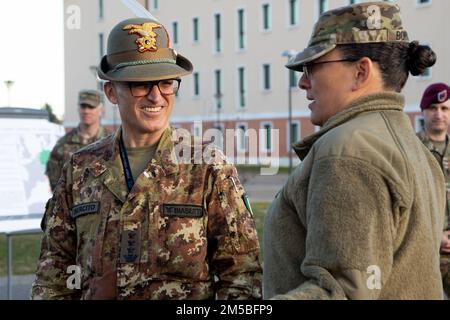 Col. Michele Biasiutti, Stati Uniti Army Garrison Italia ufficiale italiano senior, e Brig. Gen. Aida Borras, vice comandante degli Stati Uniti Army Southern European Task Force, Africa, visita durante un tour per la Confindustria Day, che ha ospitato i proprietari e i rappresentanti dell'area in un tour di Caserma del DIN. L'evento ha favorito gli Stati Uniti Rapporto dell'esercito con la comunità locale e la nazione ospitante. Foto Stock