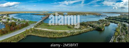 Vista aerea del forte di mattoni in rovina di Fort Macomb in Louisiana con due ponti oscillanti quasi Foto Stock
