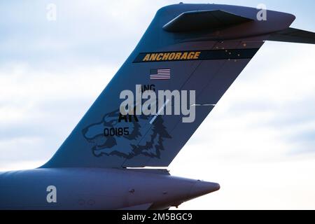 Una Guardia Nazionale dell'Alaska Air C-17 Globemaster III operata da Airmen della 176th Wing è messa in scena per l'addestramento aereo alla base congiunta Elmendorf-Richardson, Alaska, 22 febbraio 2022. La formazione ha dimostrato le capacità di trasporto aereo e di preparazione alla missione in condizioni artiche. Foto Stock