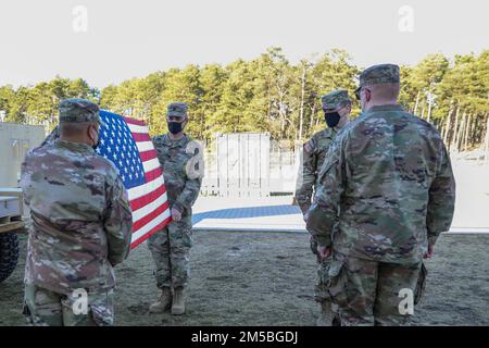 I soldati assegnati alla sede e alla sede centrale della Società “Hoplites,’ 2nd Battaglione, 34th Reggimento corazzato conducono una cerimonia di ripresentazione presso la zona di addestramento di Drawsko Pomorskie, Polonia, 22 febbraio 2022. Foto Stock