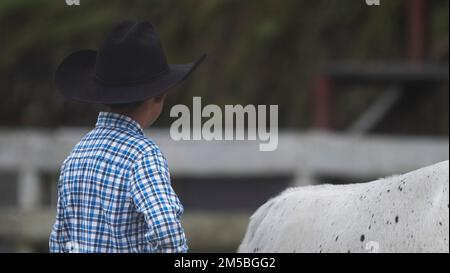 piccoli cowboy ecuadoriani con i loro cappelli in uno spettacolo di animali Foto Stock