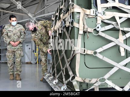 STATI UNITI Greg Smith, a destra, leader senior arruolato degli Stati Uniti Special Operations Command, esegue procedure di pallettizzazione durante una dimostrazione del Mission Sostainment Team (MST) con l'aiuto del Senior Airman Juan Carrasco, ha implementato il team Aircraft Ground Response Element (DAGRE), membro del 1st Special Operations Wing Security Forces Squadron, a Hurlburt Field, Fla., 22 febbraio 2022. Smith ha visitato Hurlburt Field come parte di un viaggio in cui ha partecipato al Comando Leadership, Equity, Advocacy, and Development (LEAD) Symposium, ricevuto aggiornamenti dal 24th Special Op Foto Stock