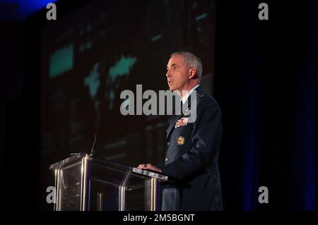 Il Gen. Stephen N. Whiting, comandante del comando delle operazioni spaziali, consegna un discorso chiave all'annuale Simposio Rocky Mountain Cyberspace il 22 febbraio 2022. Durante il suo discorso, il generale Whiting ha sottolineato l'importanza della cybersicurezza nel dominio spaziale. Foto Stock