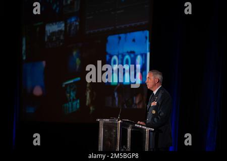 Il Gen. Stephen N. Whiting, comandante del comando delle operazioni spaziali, consegna un discorso chiave all'annuale Simposio Rocky Mountain Cyberspace il 22 febbraio 2022. Durante il suo discorso, il generale Whiting ha sottolineato l'importanza della cybersicurezza nel dominio spaziale. Foto Stock