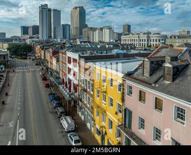 Vista aerea delle case coloniali colorate nello storico quartiere francese di New Orleans, Louisiana Foto Stock