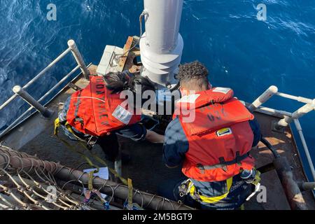 OCEANO PACIFICO (22 febbraio 2022) tecnico delle informazioni 3rd Classe Clarissa Arriola, a sinistra, nativo di Los Angles, Seaman DeLeon Sippio, Right, nativo di Kissimmee, Fla., effettua la manutenzione di un array di antenne a bordo di una nave di atterraggio anfibio Harpers Ferry USS Pearl Harbor (LSD 52), nell'Oceano Pacifico, 22 febbraio 2022. Marinai e marines dell'Essex Amphhibious Ready Group (ARG) e dell'unità marittima di spedizione 11th (MEU) stanno conducendo operazioni di routine nella flotta degli Stati Uniti 3rd. Foto Stock