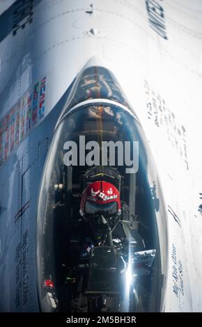 STATI UNITI Kyle 'Gumbo' Oliver, USA Air Force Air Demonstration Squadron 'Thunderbirds' avversario pilota solista, riceve carburante da un KC-135 Stratotanker assegnato a MacDill Air Force base (AFB), Florida, sul New Mexico, 22 febbraio 2022. I Thunderbirds volarono da Daytona, Florida, di nuovo a Nellis AFB, Nevada, dopo aver eseguito un volo in volo alla Daytona 500. Foto Stock