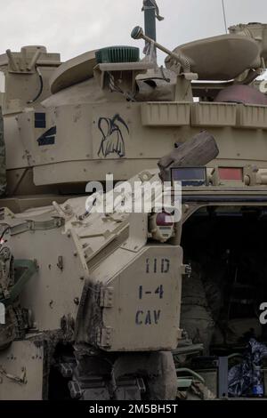 NEGLI STATI UNITI Army M2 Bradley Infanty Fighting Vehicle assegnato al 1st Squadron, 4th Cavallery Regiment, 1st Armored Brigade Combat Team, 1st Fanteria Division, si preparano a muoversi verso la linea di tiro a Trzebien, Polonia, 22 febbraio 2022. Il 1-4 Cav ha condotto il tavolo da tiro Table V, che allena l'equipaggio di carri armati per impegnare bersagli stazionari e in movimento, posti in schiere tattiche, da un carro armato fisso e mobile con armi automatiche montate su carri armati sia di giorno che di notte. Foto Stock