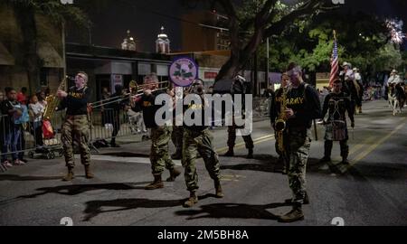 (Mobile, al) — la 151st Army Band, di Montgomery suona nell'ordine della sfilata di Mardi Gras di LaShe, 22nd febbraio 2022. La band marciò mentre suonava musica a tema Mardi Gras per la parata di quasi 3,5 miglia. Mobile, il luogo di nascita del Mardi Gras americano, organizza parate quasi notturne durante la stagione del Mardi Gras, con la maggior parte delle parate che attirano folle fino a 10.000 persone. Foto Stock