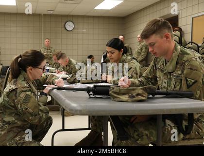 La Guardia Nazionale dell'Armata Arkansas e le nostre controparti nell'esercito guatemalteco si sono unite per l'evento di calcio d'inizio per la 2022 Best Warrior Challenge. I concorrenti ricevono briefing dalla leadership e una comprensione di base di ciò che li attende nella competizione di quest'anno per Soldier e NCO dell'anno. (Foto di U.S. Sgt. Dell'esercito Marie L. Bryant) Foto Stock