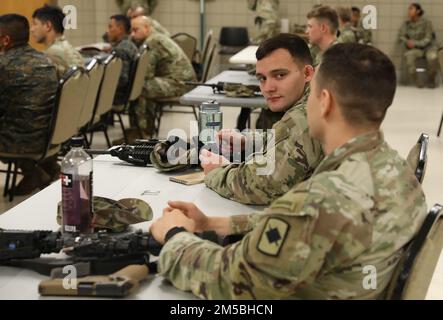 La Guardia Nazionale dell'Armata Arkansas e le nostre controparti nell'esercito guatemalteco si sono unite per l'evento di calcio d'inizio per la 2022 Best Warrior Challenge. I concorrenti ricevono briefing dalla leadership e una comprensione di base di ciò che li attende nella competizione di quest'anno per Soldier e NCO dell'anno. (Foto di U.S. Sgt. Dell'esercito Marie L. Bryant) Foto Stock