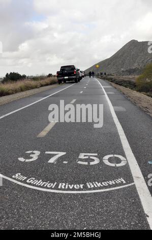 Una colonna di veicoli parcheggia lungo la San Gabriel River Bikeway, come membri del team con gli Stati Uniti Il corpo dell'esercito degli ingegneri del distretto di Los Angeles, LA County e il dipartimento di polizia di Azusa si riuniscono in un luogo per essere liberati dai detriti galleggianti il 22 febbraio vicino ad Azusa, California. La pulizia effettuata nel corso della settimana dal Corps’ LA District ha rimosso 128 tonnellate di detriti lungo un’area di 60 acri. La bikeway è rimasta aperta durante la pulizia. (Foto di John Reese, Stati Uniti Corpo dell'esercito degli ingegneri del distretto di Los Angeles) Foto Stock