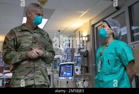 MONROE, Louisiana, Stati Uniti William Prendergast IV, comandante della Contingency Command Post 1, Task Force 51, U.S. Esercito Nord e 5th Stati Uniti L'esercito visita gli Stati Uniti Elena Amspacher, dal 633rd Medical Group, base comune Langley-Eustis, Virginia, un membro del personale di soccorso a St. Francis Medical Center, Monroe, Louisiana, 23 febbraio 2022. Gli Stati Uniti L'équipe medica dell'aeronautica, che lavora fianco a fianco con i medici civili, è implementata a supporto delle continue operazioni COVID del Dipartimento della Difesa per aiutare le comunità in stato di bisogno. STATI UNITI Northern Command, attraverso gli Stati Uniti Foto Stock