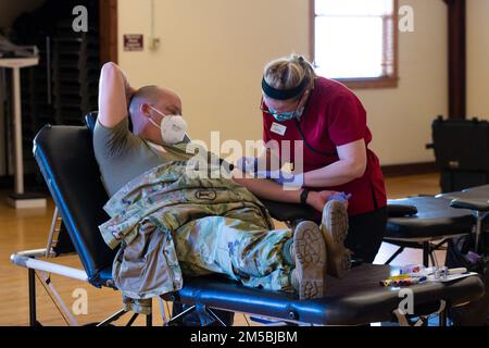 Gli airmen e i soldati della Guardia Nazionale dell'Idaho donano sangue durante un viaggio di sangue con la Croce Rossa americana, 23 febbraio 2022, Gowen Field, Boise, Idaho. I membri della Guardia Nazionale dell'Idaho donano regolarmente con la Croce Rossa americana per contribuire a ricostituire l'afflusso di sangue della nazione. Foto Stock