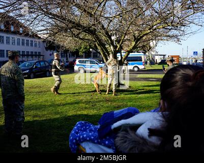 Brig. Gen. Jed Schaertl, vicecomandante generale per la mobilitazione e gli affari di riserva, Stati Uniti Esercito Europa e Africa, si è offerto di avere un cane da lavoro attaccarlo durante una visita di un bambino malato terminale e dei suoi genitori a Clay Kaserne. Foto Stock