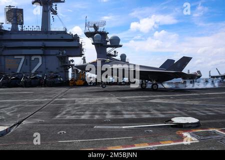 MARE DELLE FILIPPINE (23 febbraio 2022) un F-35C Lightning II, assegnato ai 'Cavalieri neri' di Marine Fighter Attack Squadron (VMFA) 314, fa un atterraggio arrestato sul ponte di volo della portaerei di classe Nimitz USS Abraham Lincoln (CVN 72). Abraham Lincoln Strike Group è in fase di implementazione pianificata nell'area delle operazioni della flotta 7th degli Stati Uniti per migliorare l'interoperabilità attraverso alleanze e partnership e al tempo stesso fungere da forza di risposta pronta a sostegno di una regione indomPacifico libera e aperta. Foto Stock