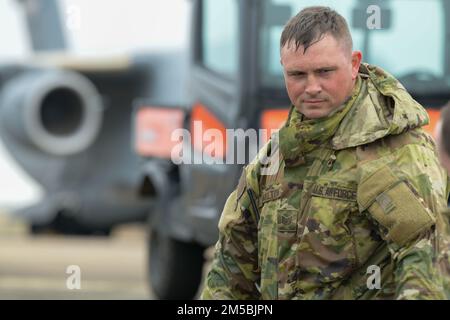 Tecnico. Michael Hamilton, specialista della manutenzione degli impianti idrici e di alimentazione, con l'ingegnere civile 172nd Squadron, Jackson, Mississippi, ispeziona e dissangua la pressione degli idranti antincendio lungo la linea di volo 172nd Airlift Wing, 23 febbraio 2022. GLI ingegneri civili dell'AERONAUTICA DEGLI STATI UNITI stanno costruendo/mantenendo le installazioni e stanno rispondendo alle catastrofi per oltre 70 anni. Foto Stock