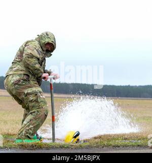 Tecnico. Michael Hamilton, specialista della manutenzione degli impianti idrici e di alimentazione, con l'ingegnere civile 172nd Squadron, Jackson, Mississippi, ispeziona e dissangua la pressione degli idranti antincendio lungo la linea di volo 172nd Airlift Wing, 23 febbraio 2022. GLI ingegneri civili dell'AERONAUTICA DEGLI STATI UNITI stanno costruendo/mantenendo le installazioni e stanno rispondendo alle catastrofi per oltre 70 anni. Foto Stock