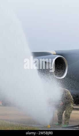 Tecnico. Michael Hamilton, specialista della manutenzione degli impianti idrici e di alimentazione, con l'ingegnere civile 172nd Squadron, Jackson, Mississippi, ispeziona e dissangua la pressione degli idranti antincendio lungo la linea di volo 172nd Airlift Wing, 23 febbraio 2022. GLI ingegneri civili dell'AERONAUTICA DEGLI STATI UNITI stanno costruendo/mantenendo le installazioni e stanno rispondendo alle catastrofi per oltre 70 anni. Foto Stock