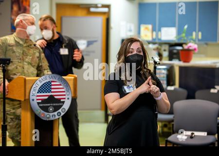 Angelina Casarez (a destra), 502nd Air base Wing vicedirettore affari pubblici, briefing media locali prima dell'arrivo della First Lady of the United States, Dr. Jill Biden, 23 febbraio 2022, alla Joint base San Antonio-Lackland, Texas. Il Dr. Biden ha visitato il Gateway Child Development Center e ha trascorso del tempo con le famiglie militari al centro per discutere l'iniziativa della Casa Bianca di unire le forze e le sfide che i bambini militari con disabilità devono affrontare. I rappresentanti del programma eccezionale per i membri della famiglia e dei gruppi scolastici erano a disposizione per condividere le loro esperienze con i genitori militari n Foto Stock