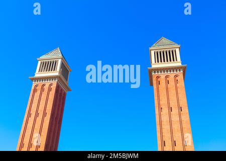 Torres Venecianes torreggia a Placa d'Espanya a Barcellona . Coppia di torri a Barcellona Foto Stock