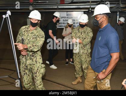 AIEA, Hawaii (23 febbraio 2022) Capt. James Meyer, comandante ufficiale, Naval Facilities Engineering Systems Command Hawaii, briefing US Amministratore dell'Agenzia per la protezione ambientale (EPA) Michael S. Regan presso lo stabilimento di stoccaggio del combustibile all'ingrosso di Red Hill. L'EPA fa parte del team Interagency Drinking Water System, un'iniziativa congiunta in cui gli Stati Uniti La Marina sta lavorando a stretto contatto con il Dipartimento della Salute delle Hawaii, l'EPA e gli Stati Uniti Esercito per ripristinare l'acqua potabile sicura alle comunità abitative di Joint base Pearl Harbor-Hickam attraverso il campionamento e il lavaggio, e il recupero del pozzo di Red Hill. Per dettagli i Foto Stock