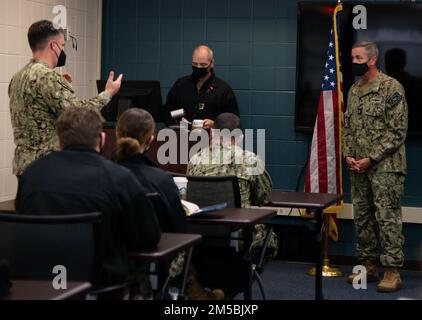 NEWPORT, R.I. (23 febbraio 2022) Pete Garvin, comandante, Naval Education and Training Command, parla con lo staff del Center for Service Support on Naval Station (NAVSTA) Newport, febbraio 23. A bordo di NAVSTA Newport, Garvin ha anche visitato l'Officer Training Command Newport, il Surface Warfare Schools Command e la Senior Enlisted Academy. Foto Stock