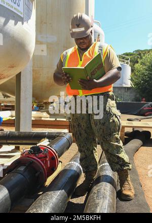 AIEA, Hawaii (23 febbraio 2022) Equipment Operator 3rd Class Frederick Alvis, assegnato al Naval Facilities Engineering Systems Command Hawaii, monitora i sistemi di pompe a Red Hill Well a sostegno degli sforzi di recupero dell'acqua della base congiunta Pearl Harbor-Hickam (JBPHH). STATI UNITI Navy sta lavorando a stretto contatto con il Dipartimento della Salute delle Hawaii, Stati Uniti Environmental Protection Agency e gli Stati Uniti Esercito per ripristinare l'acqua potabile sicura alle comunità abitative di Joint base Pearl Harbor-Hickam attraverso il campionamento e il lavaggio, e il recupero del pozzo di Red Hill. Per informazioni dettagliate, visitare il sito Web www.navy.mil/jointbasewater. Foto Stock