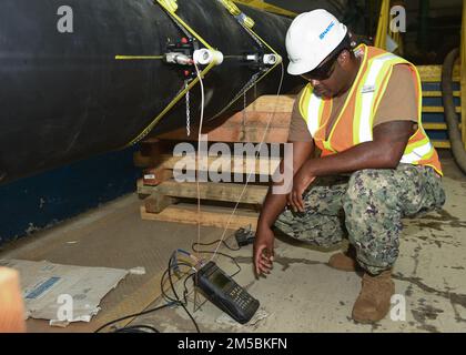 AIEA, Hawaii (23 febbraio 2022) Builder 2nd Classe Curtis Smith, assegnato al Naval Facilities Engineering Systems Command Hawaii, monitora i sistemi di pompe a Red Hill Well a sostegno degli sforzi di recupero dell'acqua della base congiunta Pearl Harbor-Hickam (JBPHH). STATI UNITI Navy sta lavorando a stretto contatto con il Dipartimento della Salute delle Hawaii, Stati Uniti Environmental Protection Agency e gli Stati Uniti Esercito per ripristinare l'acqua potabile sicura alle comunità abitative di Joint base Pearl Harbor-Hickam attraverso il campionamento e il lavaggio, e il recupero del pozzo di Red Hill. Per informazioni dettagliate, visitare il sito Web www.navy.mil/jointbasewater. Foto Stock