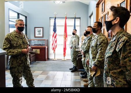 Pete Garvin, comandante, Naval Education and Training Command (NETC), a sinistra, riconosce i membri dello staff del Officer Training Command Newport (OtCN) per il loro supporto, il 23 febbraio. La OTCN offre quattro programmi di formazione per ufficiali presso la Naval Station Newport, tra cui Officer Candidate School, Officer Development School, Limited Duty Officer e Chief Warrant Officer Academy e Naval Science Institute. OtCN sviluppa moralmente, mentalmente e fisicamente questi futuri leader di carattere e competenza, impregnandoli dei più alti ideali di onore, coraggio e impegno per servire come professa Foto Stock