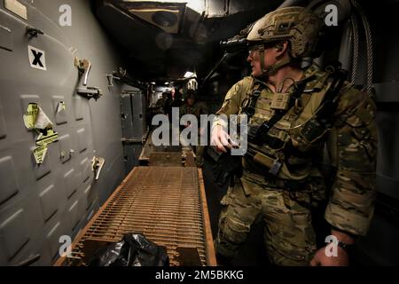 PHILLIPINE SEA (23 febbraio 2022) Explosive Ordnance Disposal Technician 2nd Class Cole Adey, di Akron, Ohio, conduce una visita in elicottero, un giro a bordo, una ricerca e un sequestro (HVBSS) a bordo dell'incrociatore missilistico guidato di classe Ticonderoga USS Mobile Bay (CG 53) in collaborazione con il portaerei di classe Nimitz USS Abraham Lincoln (CVN 72). Abraham Lincoln Strike Group è in fase di implementazione pianificata nell'area delle operazioni della flotta 7th degli Stati Uniti per migliorare l'interoperabilità attraverso alleanze e partnership e al tempo stesso fungere da forza di risposta pronta a sostegno di una regione indomPacifico libera e aperta. Foto Stock