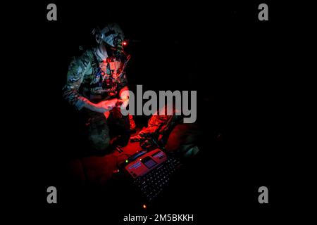 PHILLIPINE SEA (23 febbraio 2022) Explosive Ordnance Disposal Technician 2nd Class Cole Adey, di Akron, Ohio, conduce una visita in elicottero, un giro a bordo, una ricerca e un sequestro (HVBSS) a bordo dell'incrociatore missilistico guidato di classe Ticonderoga USS Mobile Bay (CG 53) in collaborazione con il portaerei di classe Nimitz USS Abraham Lincoln (CVN 72). Abraham Lincoln Strike Group è in fase di implementazione pianificata nell'area delle operazioni della flotta 7th degli Stati Uniti per migliorare l'interoperabilità attraverso alleanze e partnership e al tempo stesso fungere da forza di risposta pronta a sostegno di una regione indomPacifico libera e aperta. Foto Stock