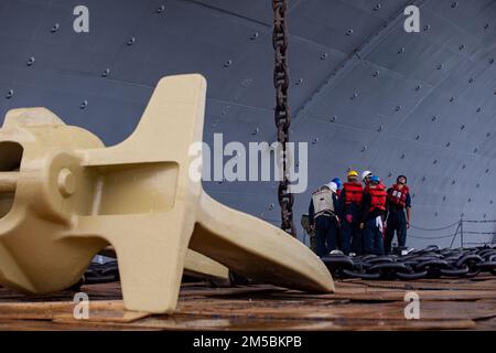 220223-N-HA192-1169 NORFOLK, VIRGINIA. (23 febbraio 2022) - i marinai assegnati alla nave d'assalto anfibio USS Bataan (LHD 5) effettuano il mantenimento della conservazione sulla catena di ancoraggio lato porto 23 2022 febbraio. Bataan è casa presso la Naval Station Norfolk. Foto Stock