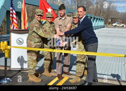 Da sinistra, col. Josh SeGraves, Fort Belvoir Garrison Commander; col. Estee Pinchasin, Stati Uniti Corpo dell'esercito degli ingegneri comandante del distretto di Baltimora; Gen. Allan Pepin, Joint Task Force-National Capital Region e Stati Uniti Esercito militare Distretto di Washington comandante; comando Sgt. Major Greg Kleinholz, Fort Belvoir Garrison; e Dan Storck, capo del distretto di Mount Vernon dalla Contea di Fairfax, Virginia Il gruppo tagliò un nastro, il 23 febbraio 2022, riaprendo il ponte Dogue di Fort Belvoir, vicino a Walker Gate. Foto Stock