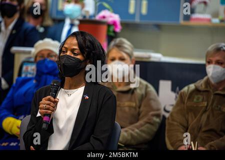 Shaqulia Duckworth (a sinistra), Supervisory Training and Curriculum Specialist, partecipa a una tavola rotonda con la First Lady of the United States, Dr. Jill Biden, 23 febbraio 2022, presso la Joint base di San Antonio-Lackland, Texas. Il Dr. Biden ha trascorso del tempo con le famiglie militari al centro per discutere l'iniziativa della Casa Bianca di unire le forze e le sfide che i bambini militari con disabilità devono affrontare. I rappresentanti del programma eccezionale per i membri della famiglia e dei gruppi scolastici erano a disposizione per condividere le loro esperienze con i genitori militari che aiutavano a navigare nelle risorse disponibili. Foto Stock