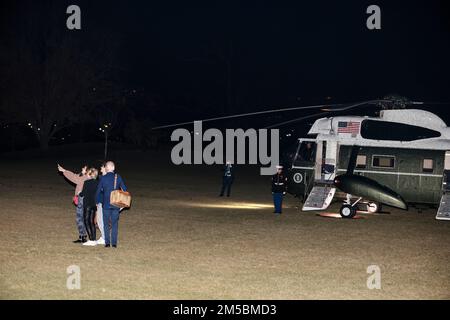 Il presidente degli Stati Uniti Joe Biden, la prima signora Jill Biden e loro nipoti, Natalie e Robert Biden, prendono un selfie prima di salire a bordo di Marine One il 27 dicembre 2022 a Washington, DC. I Biden's stanno viaggiando verso St. Croix, Stati Uniti Isole Vergini per vacanze. Credito: Oliver Contreras/piscina via CNP /MediaPunch Foto Stock