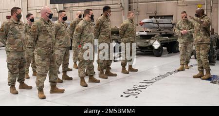 STATI UNITI Air Force Brig. Il generale Kenyon Bell, direttore del comando globale di colpo dell'aeronautica di logistica e di ingegneria, parla agli Airmen del gruppo di manutenzione 509th e 131st, 23 febbraio 2022, alla base dell'aeronautica di Whiteman, Missouri. Bell ha parlato con gli Airmen di manutenzione delle loro esperienze di lavoro con e sullo Spirito B-2. Foto Stock