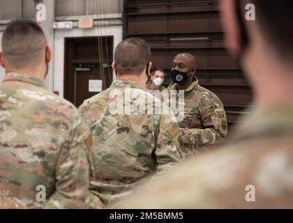 STATI UNITI Air Force Brig. Il generale Kenyon Bell, direttore del comando globale di colpo dell'aeronautica di logistica e di ingegneria, parla agli Airmen del gruppo di manutenzione 509th e 131st, 23 febbraio 2022, alla base dell'aeronautica di Whiteman, Missouri. Bell è stato direttore della logistica e dell'ingegneria dal luglio 2021 e sovrintende alla manutenzione, alle munizioni, alla fornitura e al trasporto degli Airmen attraverso AFGSC, nonché alle attrezzature, ai sistemi di armi e agli aeromobili utilizzati da tali Airmen. Foto Stock