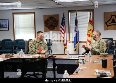 I membri della nuova squadra di comando della prima Divisione dell'Esercito Ovest, compreso il generale comandante Brig. (P) Joseph Edwards e il comando Sgt. Maj. William Justice sono mostrati durante la loro visita 24 febbraio 2022, a Fort McCoy, Wisconsin. Il team si è incontrato con il team di comando di Fort McCoy Garrison per discutere i rapporti tra la guarnigione e la Brigata di addestramento multifunzionale 181st, nonché per acquisire una conoscenza delle capacità di addestramento offerte durante l'installazione. I leader che li incontravano dalla guarnigione includevano il comandante Garrison col. Michael poss e il vice comandante Garrison col. Chad Maynard. Fort McCoy Foto Stock