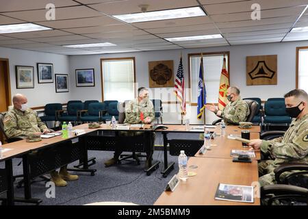 I membri della nuova squadra di comando della prima Divisione dell'Esercito Ovest, compreso il generale comandante Brig. (P) Joseph Edwards e il comando Sgt. Maj. William Justice sono mostrati durante la loro visita 24 febbraio 2022, a Fort McCoy, Wisconsin. Il team si è incontrato con il team di comando di Fort McCoy Garrison per discutere i rapporti tra la guarnigione e la Brigata di addestramento multifunzionale 181st, nonché per acquisire una conoscenza delle capacità di addestramento offerte durante l'installazione. I leader che li incontravano dalla guarnigione includevano il comandante Garrison col. Michael poss e il vice comandante Garrison col. Chad Maynard. Fort McCoy Foto Stock