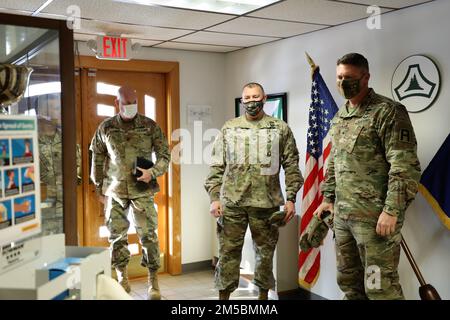 I membri della nuova squadra di comando della prima Divisione dell'Esercito Ovest, compreso il generale comandante Brig. (P) Joseph Edwards e il comando Sgt. Maj. William Justice sono mostrati durante la loro visita 24 febbraio 2022, a Fort McCoy, Wisconsin. Il team si è incontrato con il team di comando di Fort McCoy Garrison per discutere i rapporti tra la guarnigione e la Brigata di addestramento multifunzionale 181st, nonché per acquisire una conoscenza delle capacità di addestramento offerte durante l'installazione. I leader che li incontravano dalla guarnigione includevano il comandante Garrison col. Michael poss e il vice comandante Garrison col. Chad Maynard. Fort McCoy Foto Stock