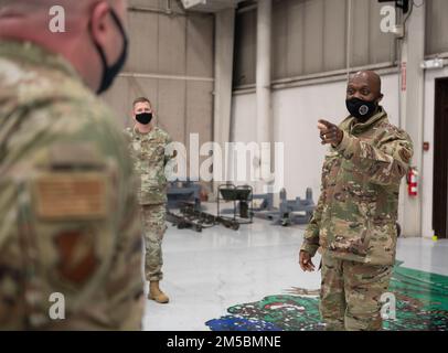 STATI UNITI Air Force Brig. Il generale Kenyon Bell, direttore del comando globale di colpo dell'aeronautica di logistica e di ingegneria, parla con 509th e 131st Airmen del gruppo di manutenzione, 23 febbraio 2022, alla base dell'aeronautica di Whiteman, Missouri. Durante la sua visita, Bell ha incontrato la leadership intorno alla base per discutere i loro preparativi per l'arrivo del B-21 Raider e le future operazioni di Whiteman AFB. Foto Stock