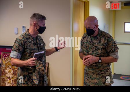 STATI UNITI Christopher Bopp, la base del corpo dei Marine (MCB) Camp Blaz comandante ufficiale, a sinistra, parla con il 38th comandante del corpo dei Marine, Gen. David H. Berger, durante una visita alla base, 23 febbraio 2022. Lo scopo della visita era di ricevere aggiornamenti sulla costruzione della MCB Camp Blaz e di parlare con alti dirigenti governativi e militari di Guam. Durante la visita, Berger, accompagnato dal 19th° Sergente maggiore del corpo Marino, Sgt. Maj. Troy E. Black, ha partecipato agli incontri con i funzionari del Governo di Guam, e ha ricevuto briefing da senio Foto Stock