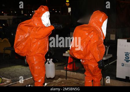 I membri del team di supporto civile sulle armi di distruzione di massa della Guardia Nazionale del Maryland del 32nd eseguono procedure di decontaminazione prima di rimuovere il capo di abbigliamento di livello A Kappler durante un esercizio di addestramento sul campo con agenti a base farmaceutica presso il Fifth Regiment Armory di Baltimora, il 23 febbraio 2022. Il CST 32nd utilizza questo tipo di esercizio per addestrarsi in modo che siano sempre pronti a sostenere le autorità civili in un incidente chimico domestico, biologico, radiologico o nucleare Foto Stock