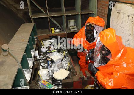 I membri della squadra di sostegno civile della Guardia Nazionale del Maryland del 32nd Weapons of Mass Destruction campionano e analizzano un laboratorio improvvisato di cocaina durante un esercizio di addestramento sul campo degli agenti a base farmaceutica presso la Quinta armeria Regiment di Baltimora, il 23 febbraio 2022. Il CST 32nd utilizza questo tipo di esercizio per addestrarsi in modo che siano sempre pronti a sostenere le autorità civili in un incidente chimico domestico, biologico, radiologico o nucleare Foto Stock