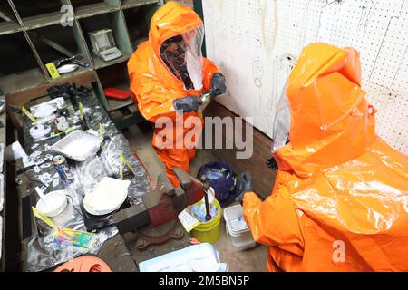 I membri della squadra di sostegno civile della Guardia Nazionale del Maryland del 32nd Weapons of Mass Destruction campionano e analizzano un laboratorio improvvisato di cocaina durante un esercizio di addestramento sul campo degli agenti a base farmaceutica presso la Quinta armeria Regiment di Baltimora, il 23 febbraio 2022. Il CST 32nd utilizza questo tipo di esercizio per addestrarsi in modo che siano sempre pronti a sostenere le autorità civili in un incidente chimico domestico, biologico, radiologico o nucleare Foto Stock