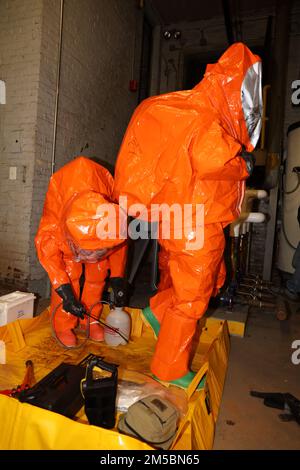 I membri del team di supporto civile sulle armi di distruzione di massa della Guardia Nazionale del Maryland del 32nd eseguono procedure di decontaminazione prima di lasciare un sito biologico pericoloso durante un esercizio di addestramento sul campo di agenti a base farmaceutica presso il Fifth Regiment Armory di Baltimora, il 23 febbraio 2022. Il CST 32nd utilizza questo tipo di esercizio per addestrarsi in modo che siano sempre pronti a sostenere le autorità civili in un incidente chimico domestico, biologico, radiologico o nucleare Foto Stock