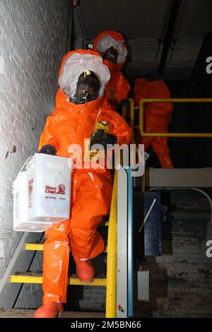 I membri del team di supporto civile delle armi di distruzione di massa della Guardia Nazionale del Maryland 32nd entrano in un sito biologico pericoloso per esaminare l'area durante un esercizio di addestramento sul campo degli agenti a base farmaceutica presso la Quinta Armeria Regiment a Baltimora, il 23 febbraio 2022. Il CST 32nd utilizza questo tipo di esercizio per addestrarsi in modo che siano sempre pronti a sostenere le autorità civili in un incidente chimico domestico, biologico, radiologico o nucleare Foto Stock