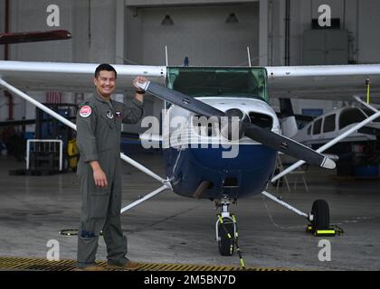 STATI UNITI Celestino Aguon, noto anche come “Torch”, un pilota F-15C Eagle con lo Squadrone Fighter 67th assegnato alla base aerea di Kadena, Giappone, scatta una foto accanto al primo aereo che ha volato prima di entrare a far parte dell'esercito all'aeroporto internazionale Antonio B. Won Pat, Guam, 23 febbraio 2022. Aguon è tornato a casa sua per partecipare all'esercizio Cope North 2022, che è un multilaterale Stati Uniti Attività di addestramento sul campo sponsorizzata dalle forze aeree del Pacifico, che viene condotta annualmente presso la base dell'aeronautica militare Andersen, Guam, dal 2 al 18 febbraio 2022. Foto Stock